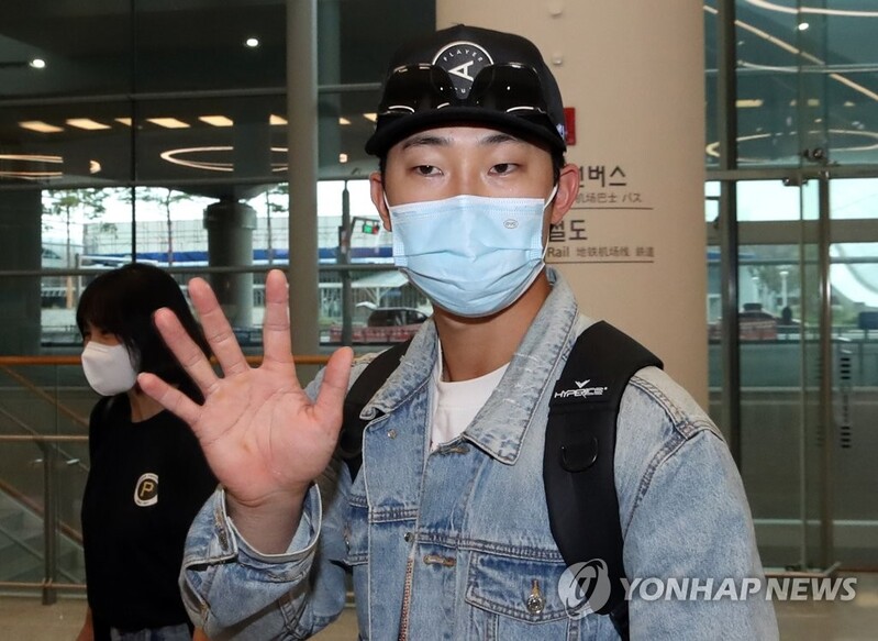 '빅리그 데뷔' 피츠버그 박효준, 가족과 팬 환영 속에 입국