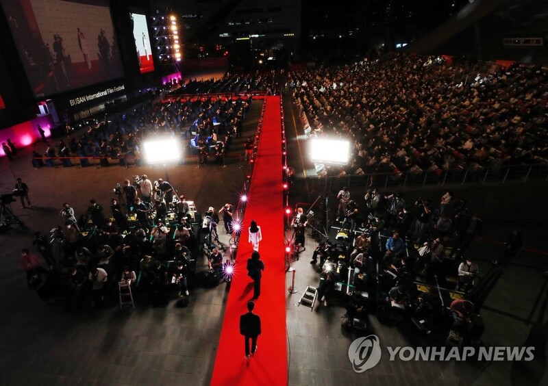 2년 만에 다시 깔린 부산영화제 레드카펫…'설레지만 차분하게'