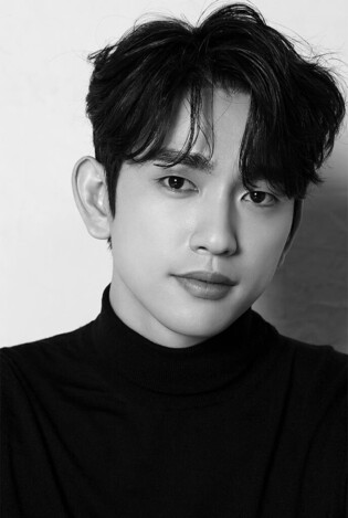 GOT7's Jinyoung to star as leading role for upcoming movie 'Christmas Carol'