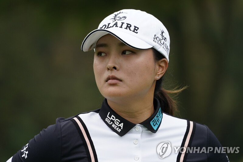 고진영, LPGA 파운더스컵 1R 선두권…타이틀 방어 '파란불'