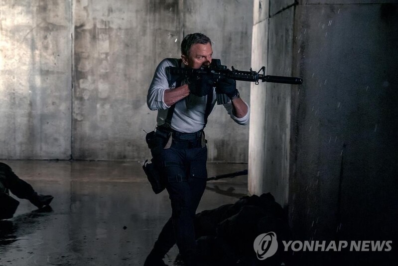 [주말극장가] 경쟁작 없는 '007' 외로운 1위