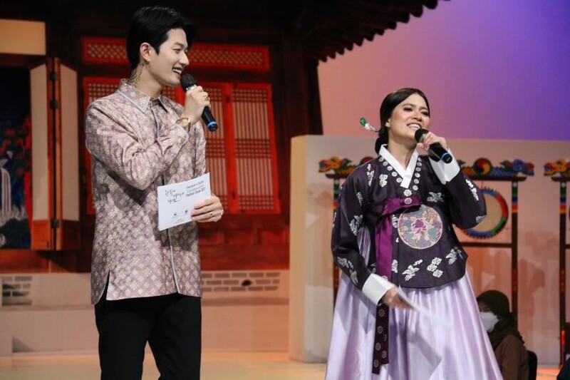 [사진 톡톡] 바틱과 함께 하는 한복 패션쇼