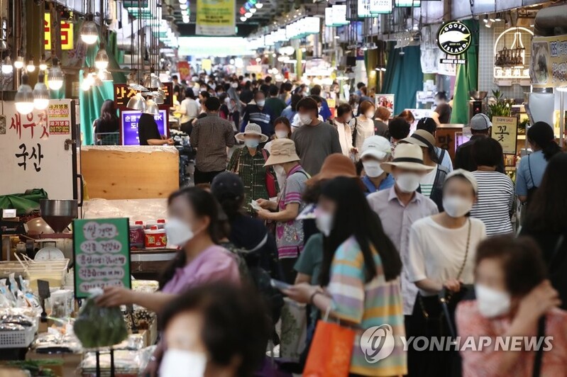 (LEAD) Koreans' excess funds fall in Q2 amid economic recovery