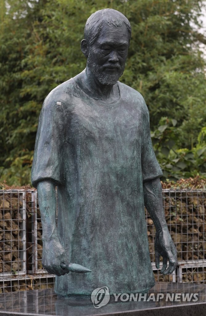 '물방울 화가 모습 그대로'…고 김창열 화백 조각상 제막