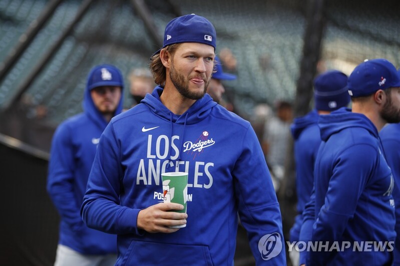수술 피한 다저스 커쇼 "조심히 치료받을 것…PS는 응원 전념"
