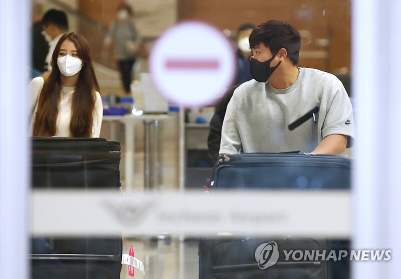 류현진, 아내 배지현 씨와 조용히 귀국…휴식기 돌입