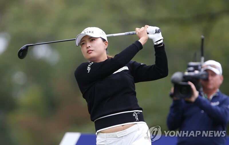 고진영, 파운더스컵 3R 4타 차 선두…13라운드 연속 60대 타수