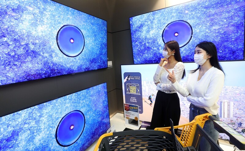 '집콕' 장기화에 초대형 TV 많이 팔렸다…이마트 매출비중 1위