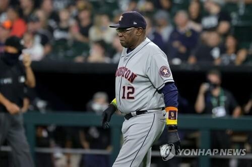 또 '사인 훔치기' 논란에 휴스턴 감독 '클랩턴 노래'로 일축