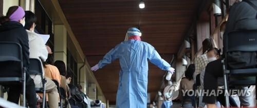 (LEAD) New infections remain in 1,000s for 4th day on fewer tests over extended weekend