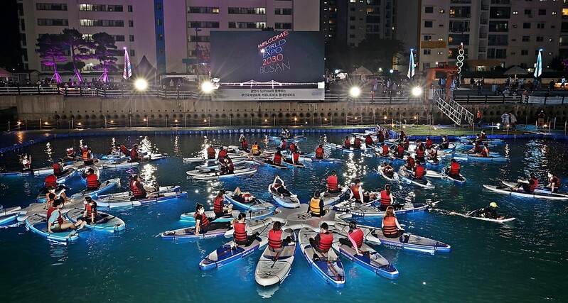 가을밤 패들보드 위에서 영화를…부산국제영화제 새로운 시도