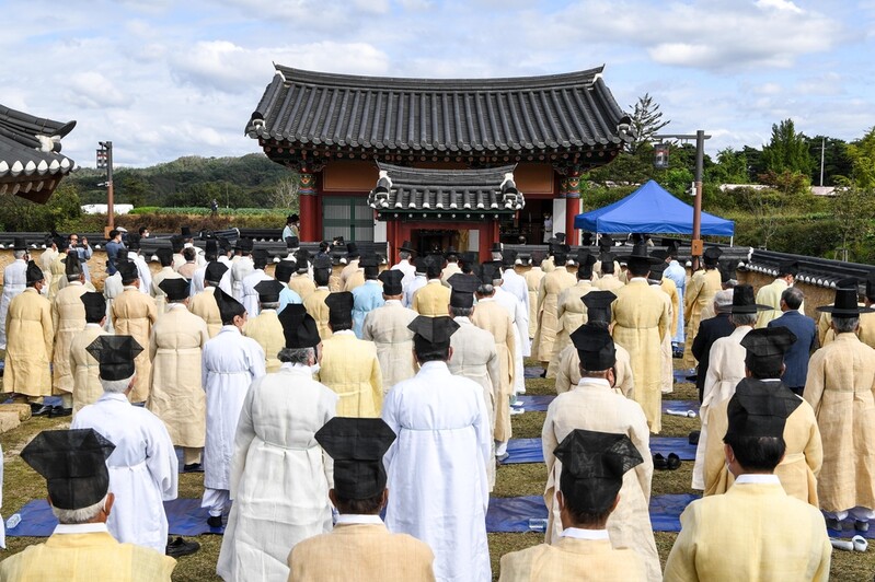 영주댐 수몰지역에 있던 이산서원 복원