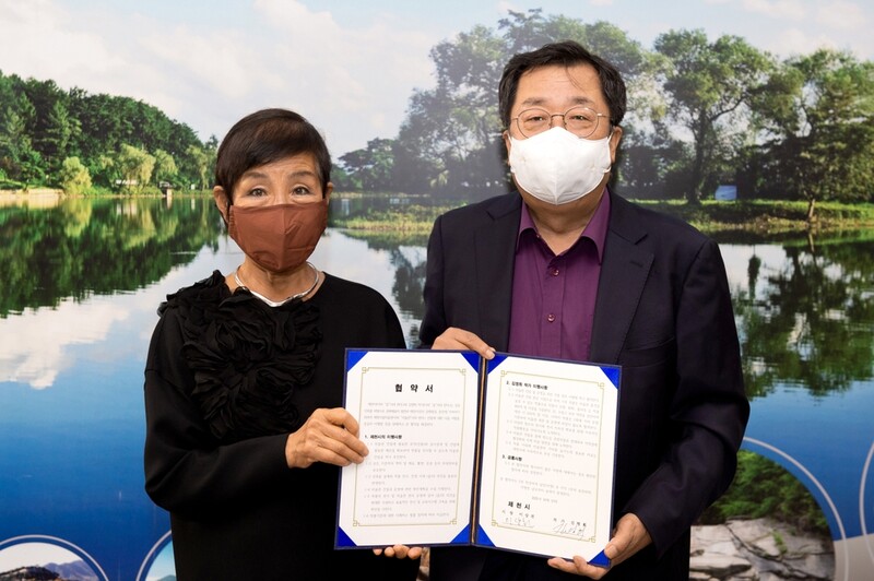 닥종이 예술가 김영희씨, 제천시에 작품 400점 기증 협약
