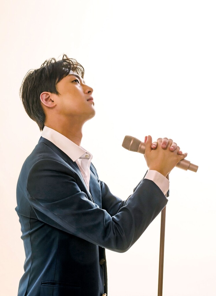 이찬원 첫 미니앨범 '..선물' 선주문량 10만장 넘어