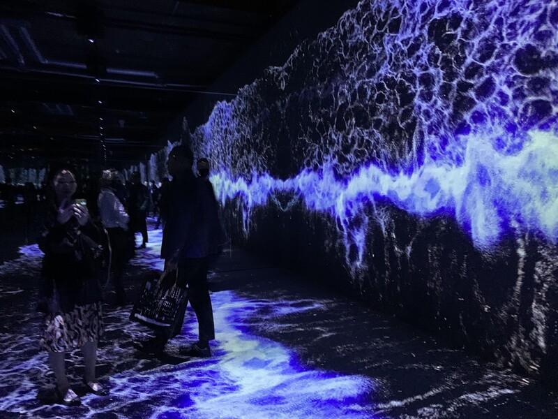 [사진톡톡] 런던을 홀린 마법…한국의 파도와 모란도 미디어 아트