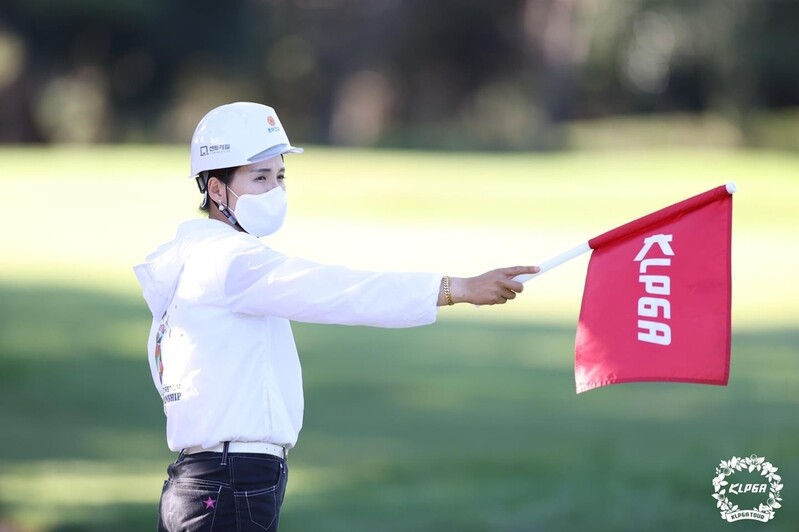 [권훈의 골프 확대경] 포어 캐디가 헬멧형 안전모를 쓴 이유