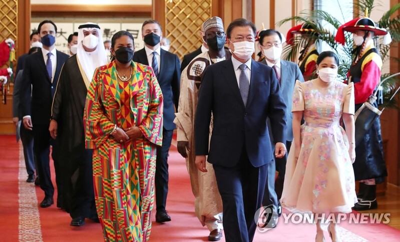 문대통령, 주한대사들에 "'오징어게임', 세계적으로 사랑받아"