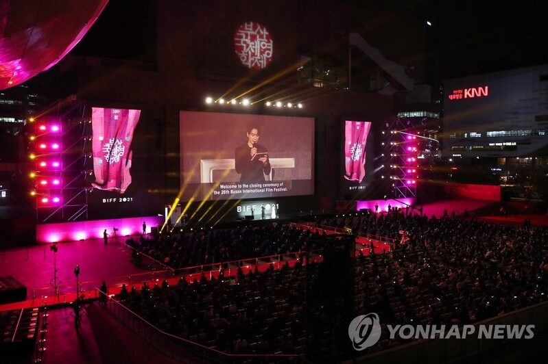 (LEAD) Busan film festival closes safely amid pandemic