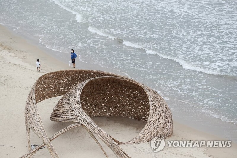 일광해수욕장 예술을 품다…2021 바다미술제 개막
