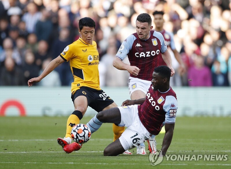 울버햄프턴, 애스턴빌라에 3-2 극적 역전승…황희찬은 패스 실수