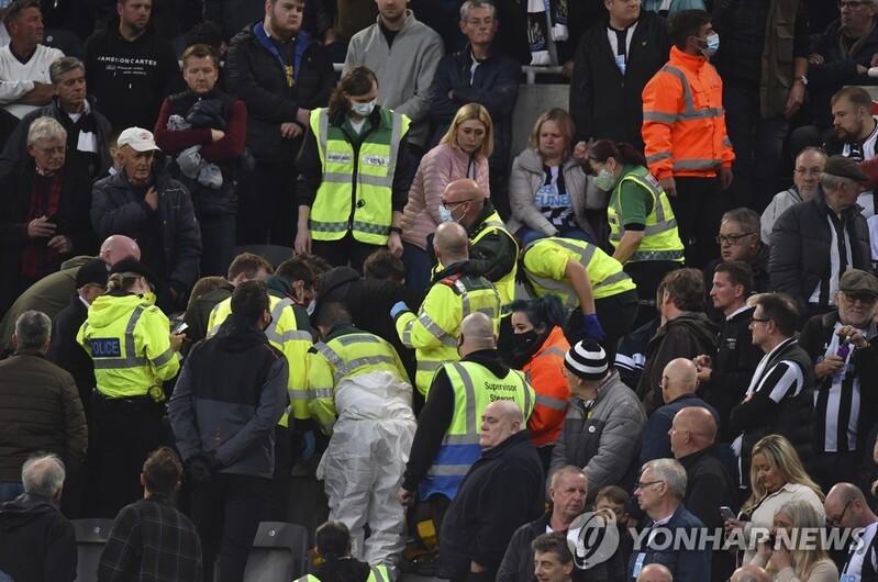 토트넘·뉴캐슬 선수들, 관중 응급조치 위해 '팀워크' 발휘
