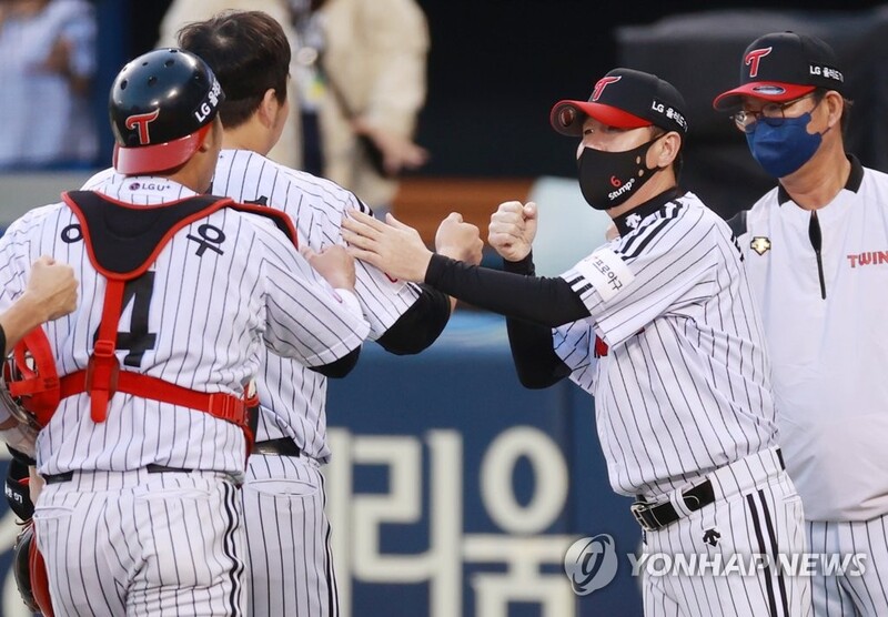 KBO manager rejoices over return of fans to stadium