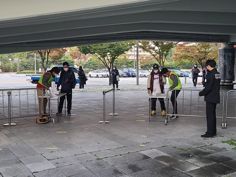 Back where they belong: KBO fans return to stadium for reg. season stretch drive