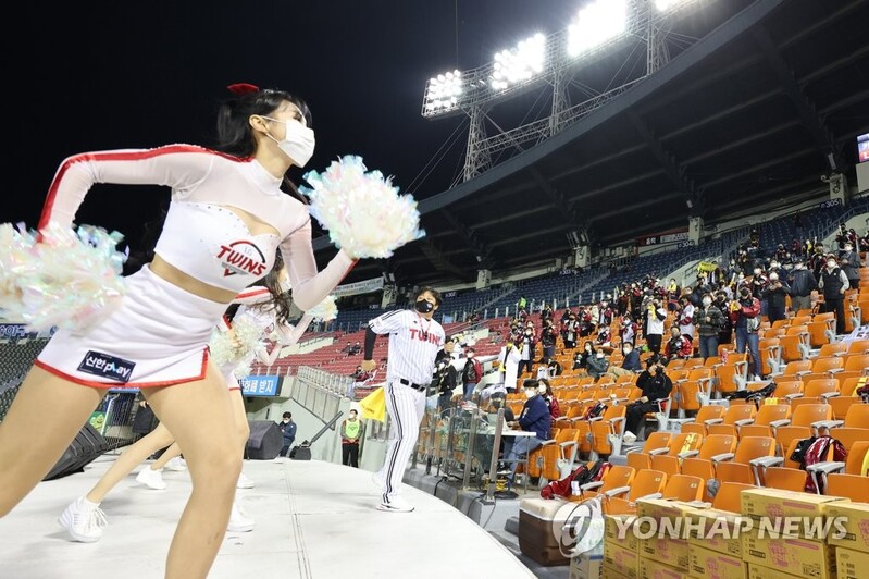 (LEAD) Back where they belong: KBO fans return to stadium for reg. season stretch drive