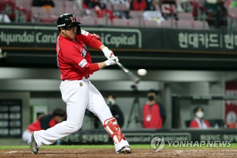 (LEAD) Landers' slugger Choi Jeong becomes 2nd KBO player with 400 home runs