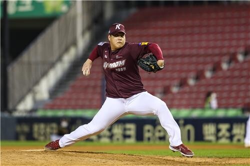 Ex-closer thriving in setup role for KBO postseason hopeful