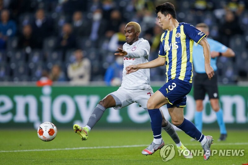 페네르바체, 김민재 퇴장에 분노…재방송 도중 23분 만에 종료