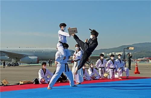 세계태권도연맹 시범단, 서울 ADEX 개막 공연