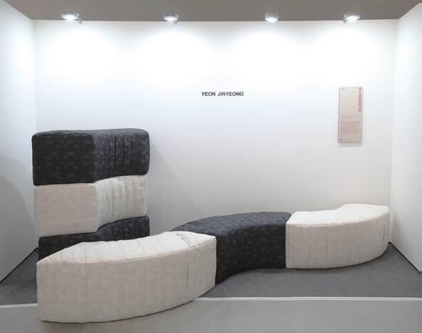 코오롱스포츠, 팔고 남은 패딩으로 만든 가구 전시