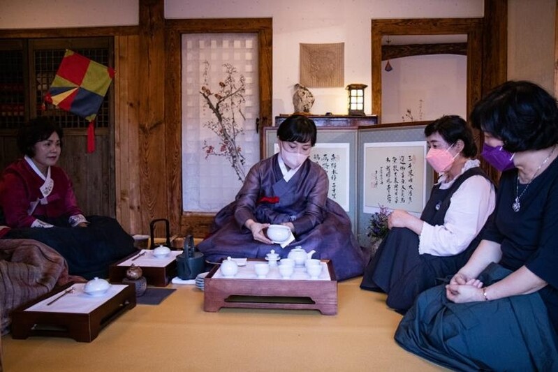 밀양 옛집에서 한복 입고 가을 정취를 느낀다