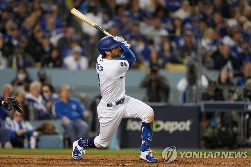 벼랑 끝 다저스, NLCS 5차전서 승리…테일러 3홈런 6타점 폭발
