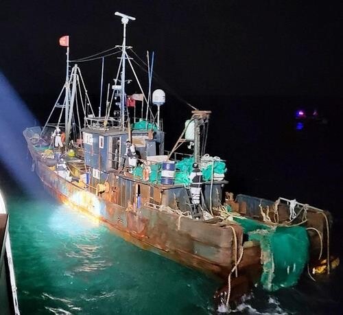 Chinese fishing boat seized for alleged illegal fishing in S. Korean waters