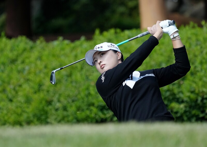 (LEAD) Bouncing back from failed LPGA record bid, Ko Jin-young goes low with 'best swing of the season'