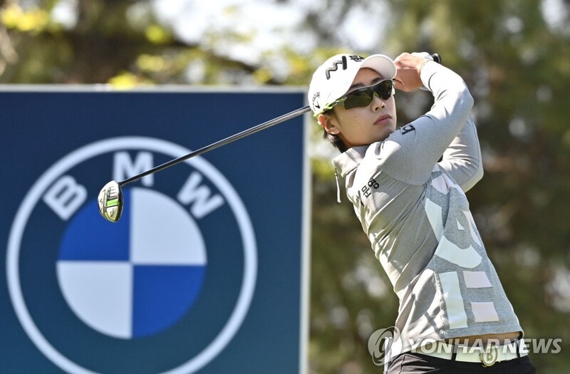 2 S. Koreans tied for lead at LPGA tournament at home