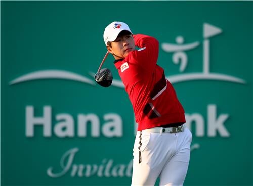 이틀 내리 선두 김민규, KPGA 첫 우승 녹색등