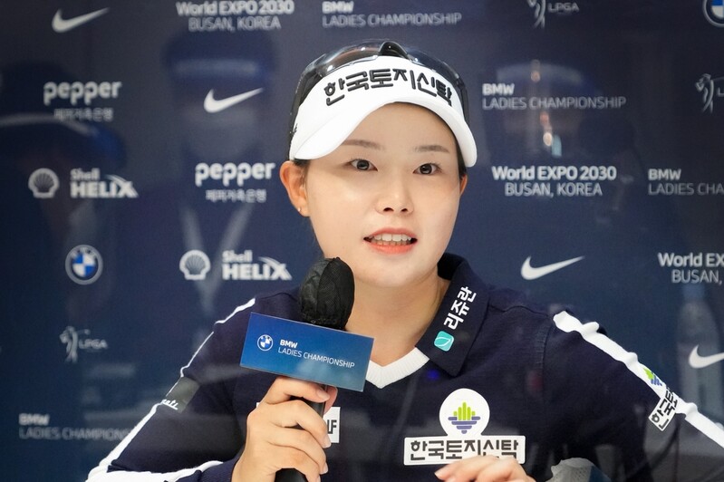 4타 차 선두 임희정 "3일 연속 노보기는 처음…러프가 어색하다"