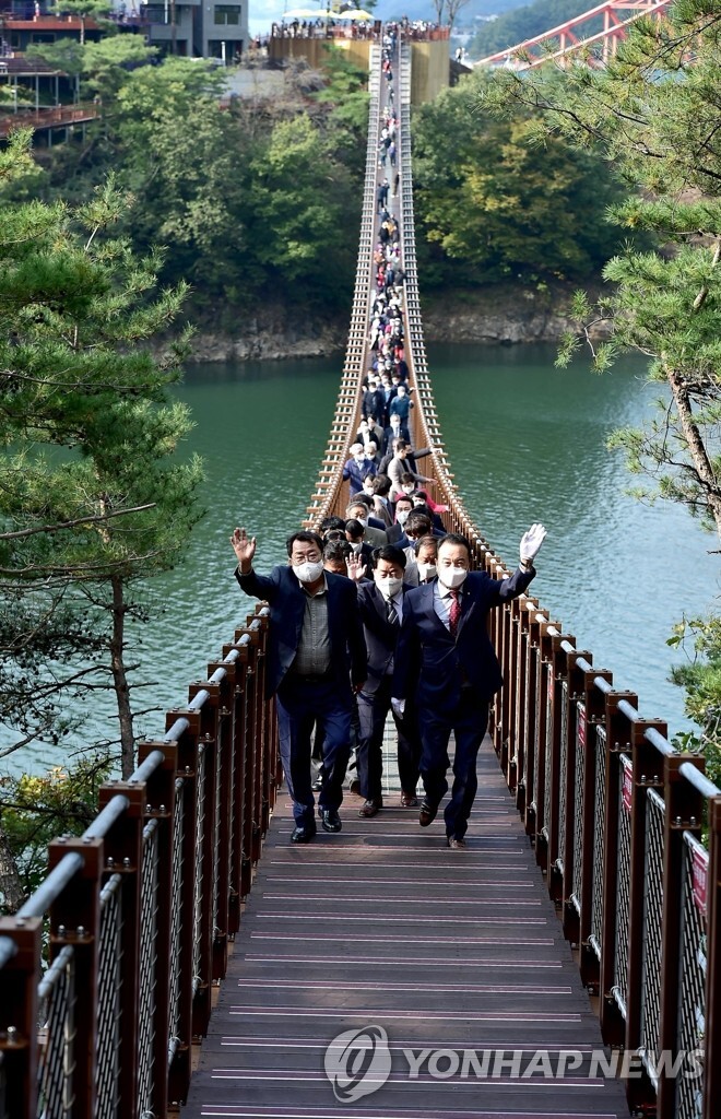 옥순봉 출렁다리 개통하자 구름인파…주차난은 해결 과제
