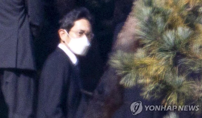 Samsung's de facto leader vows to reinvent Samsung at memorial event for late father