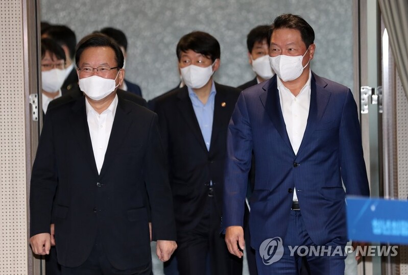 (LEAD) SK Group vows to create 27,000 youth jobs over next 3 yrs: gov't