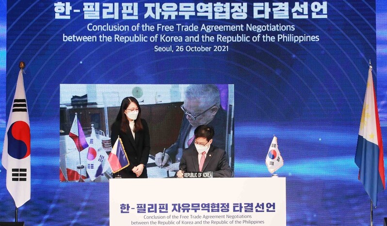 (LEAD) S. Korea, Philippines strike free trade deal
