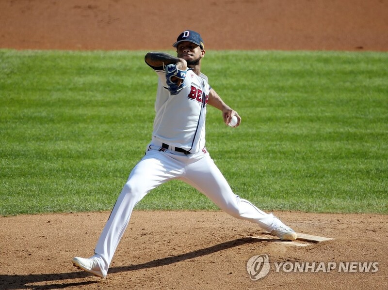 (LEAD) Record-breaking pitcher building MVP case in KBO