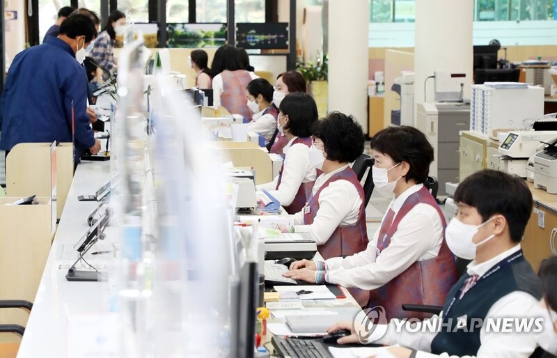 매주 수요일 한복 입고 시민 만나는 밀양시 공무원들