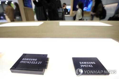 (3rd LD) Samsung logs record sales, second-highest operating profit in Q3 on buoyant chip biz