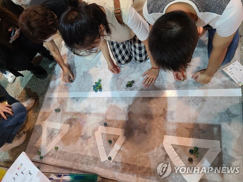 홍콩서 한복입고 딱지치기…"달고나 실패했지만 맛있어요"