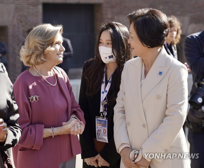 김정숙 여사 "한지로 인류유산 복원…천년 자산으로 전해지길"