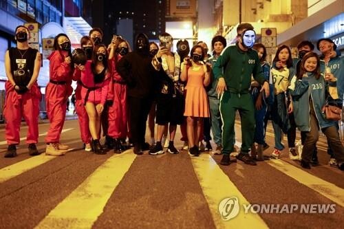 "'오징어게임', 경찰 경고에도 홍콩 핼러윈 점령"